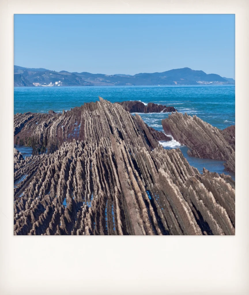 Polaroid Flysch de Zumaia Euskadi Espana &bull; Maga de Santos ⍟ Nutrición